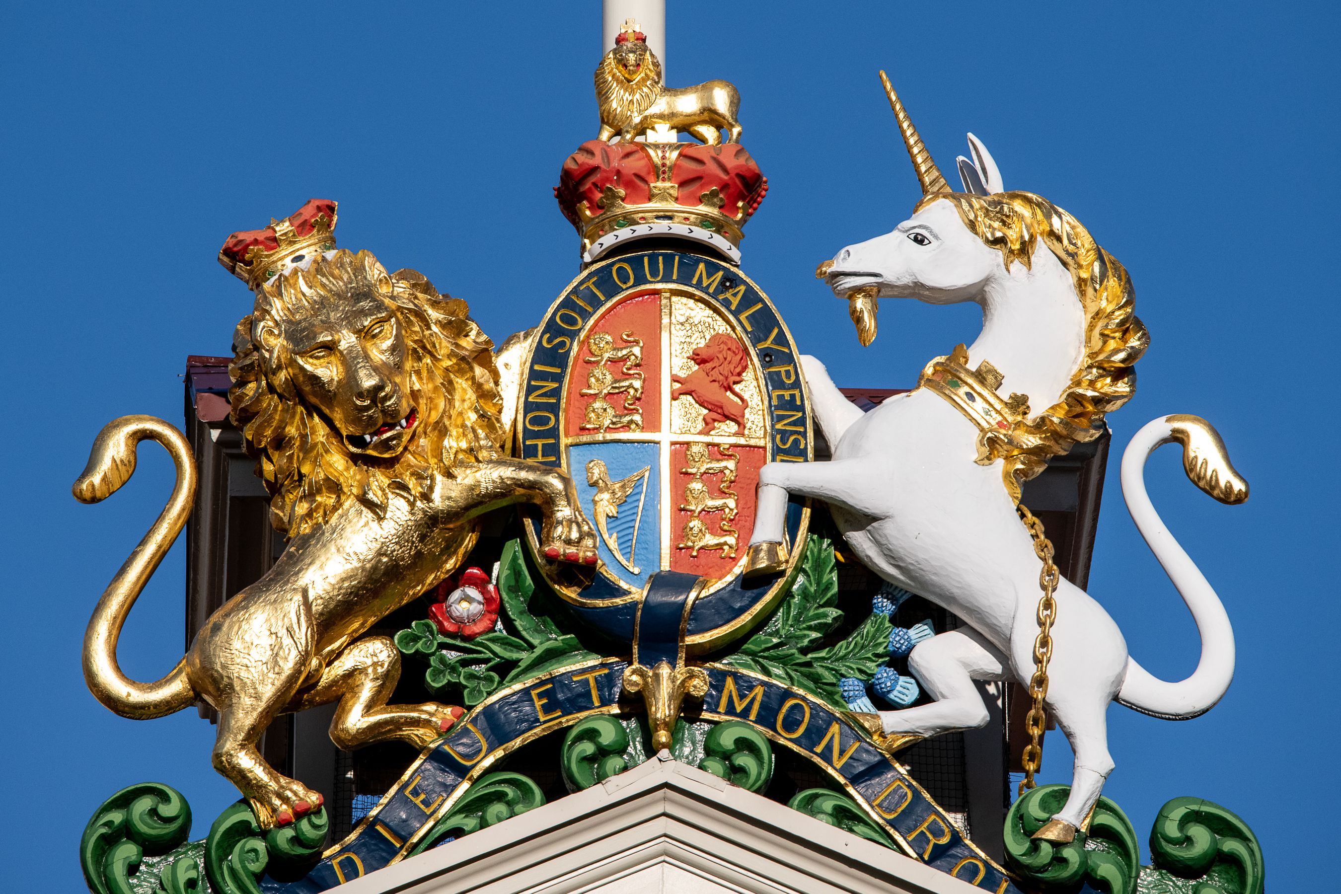 Lion and unicorn rampant, framing a government crest